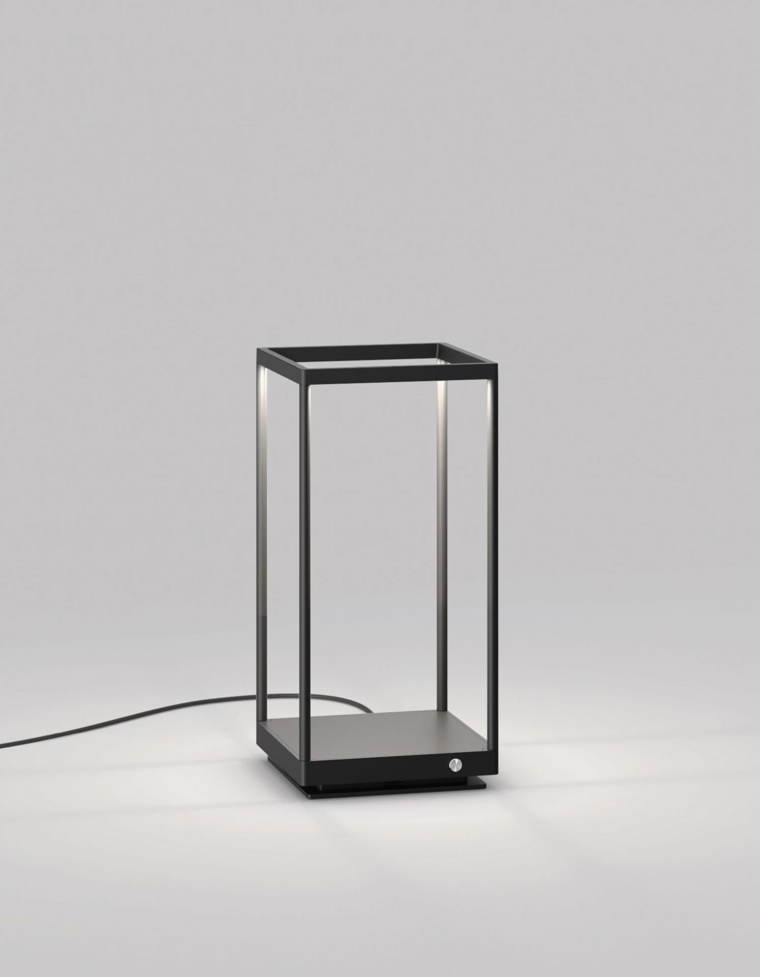 Schwarze Reflex² Tischleuchte von Serien Lighting mit kubischem Design und warmweißem Licht.