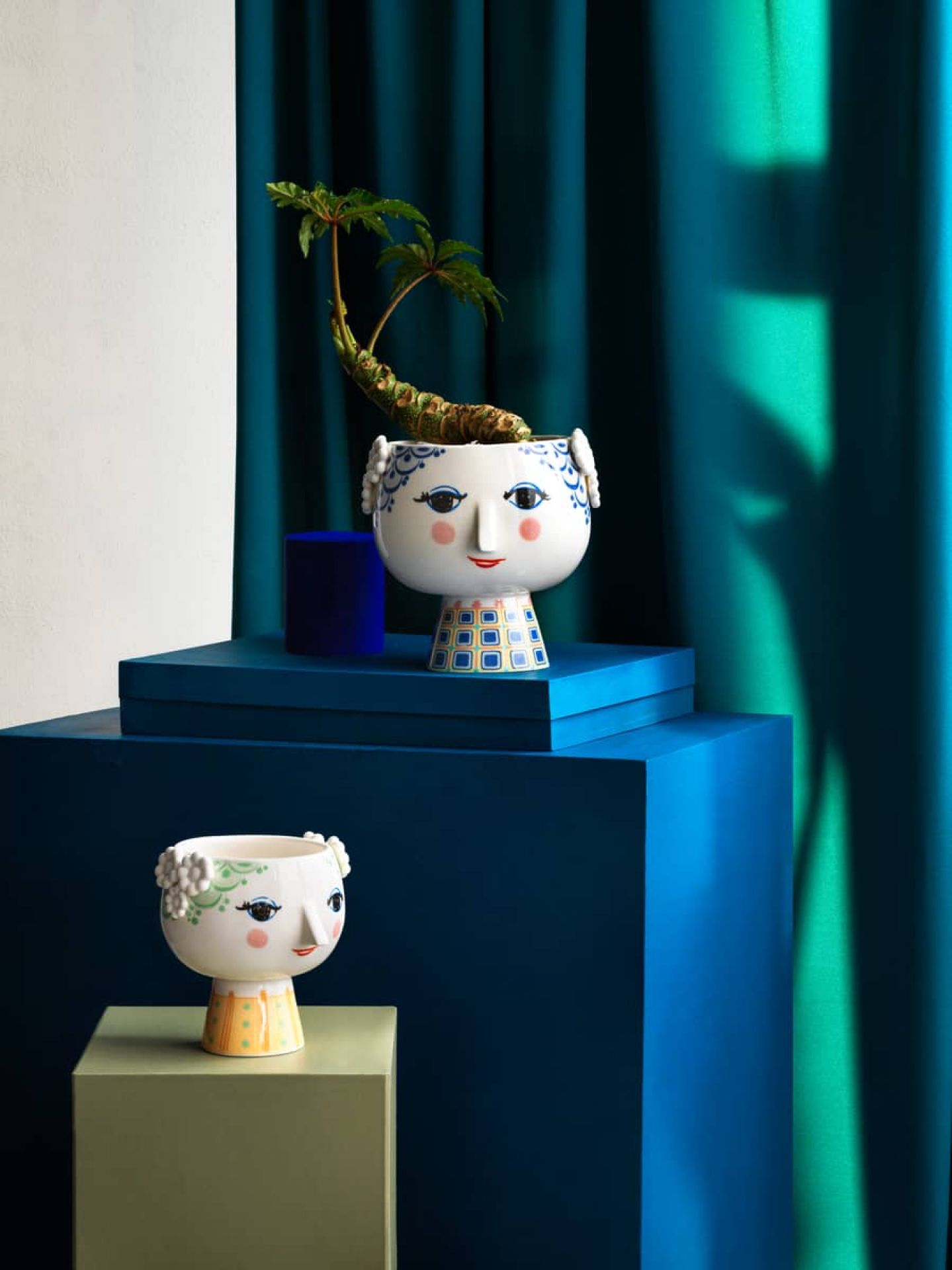 Eva Blumentopf 21 cm Blau mit Pflanze, dekorativer Übertopf im Bjorn Wiinblad Design.