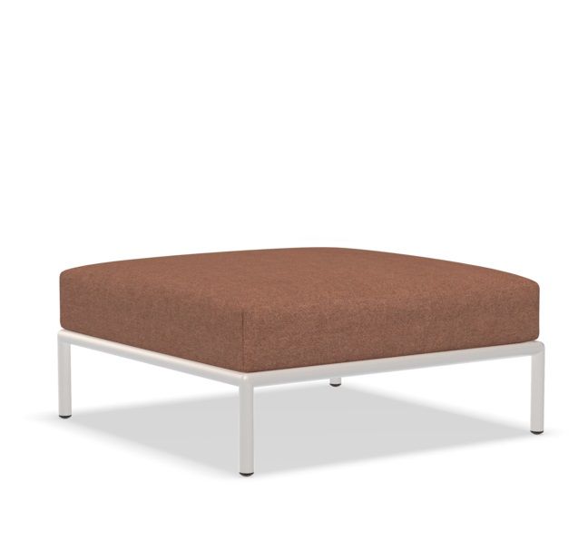 Brauner Level 2 Ottoman Outdoor Hocker mit weißem Metallgestell für Garten und Terrasse.