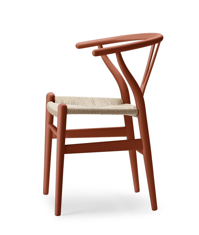 CH24 Wishbone Chair in Terrakotta von Carl Hansen & Søn mit geflochtener Sitzfläche.