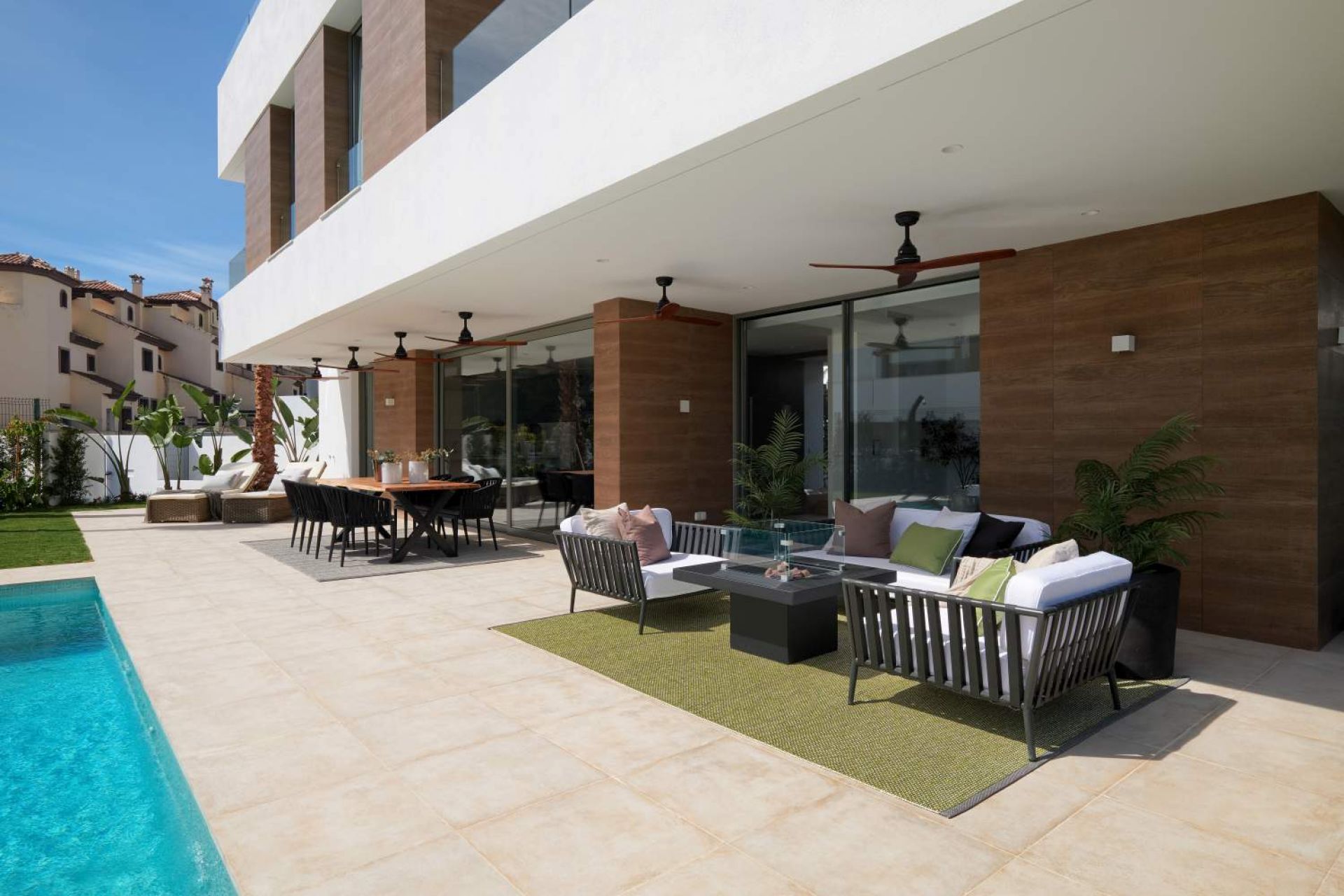 Außenbereich mit senffarbenem Effi Kunststoffteppich von Pappelina, ideal für Terrasse und Garten.