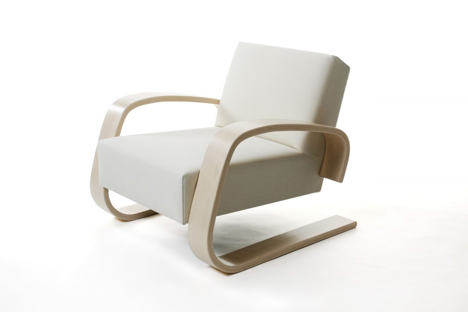 Heller Artek Sessel mit gebogenem Holzrahmen und weißem Stoffbezug, modernes Möbeldesign.