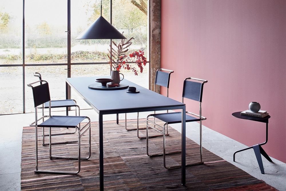 B40 Chair Stuhl von Tecta mit Bauhaus-Gurt: Esszimmer-Szene mit Design-Stühlen und Esstisch.