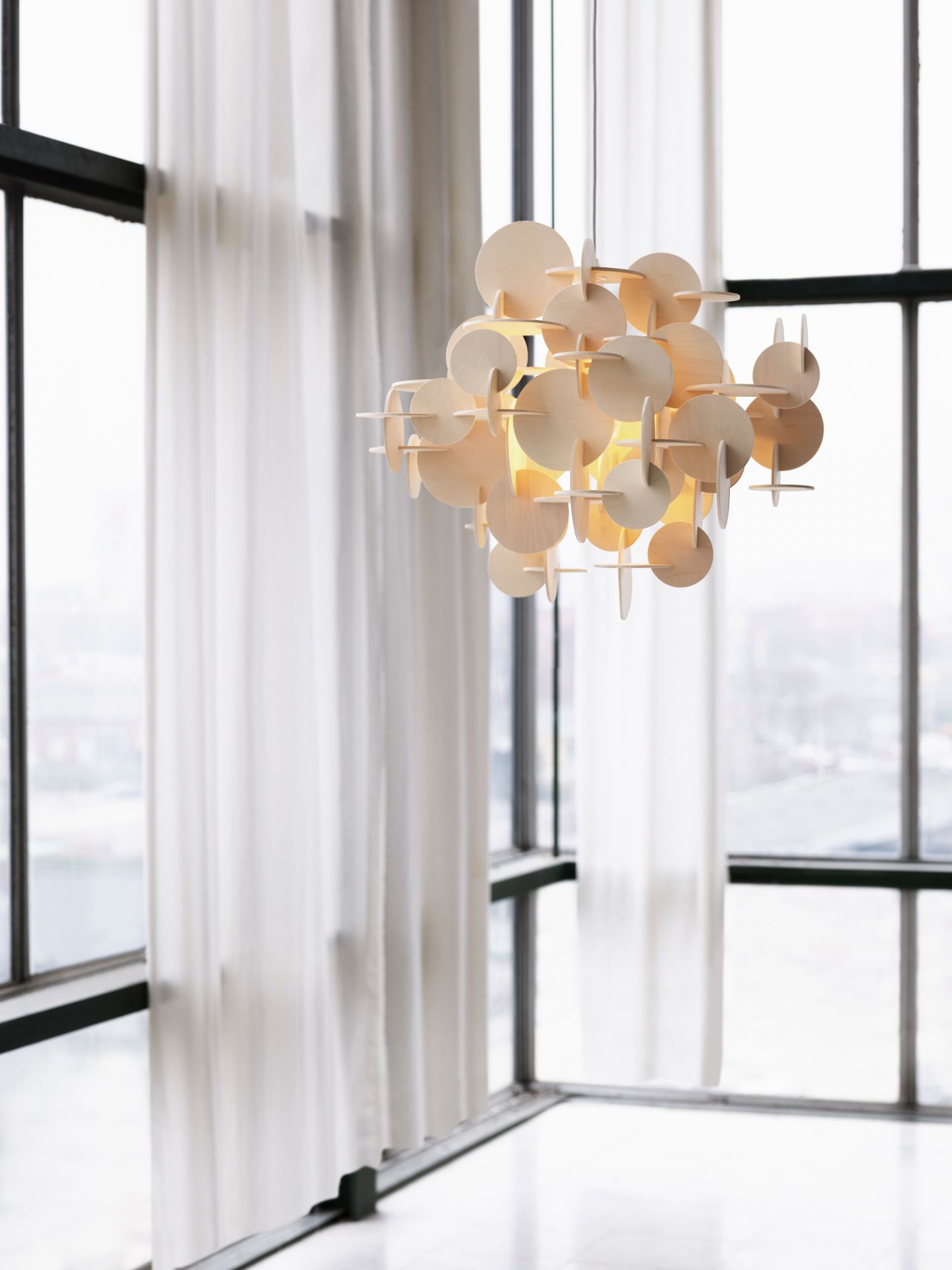 Nahaufnahme der Normann Copenhagen Bau Lamp Pendelleuchte aus hellem Holz.