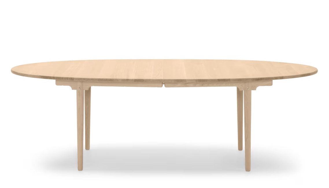 CH339 Esstisch ausziehbar von Carl Hansen & Søn, ovale Tischplatte aus hellem Holz.
