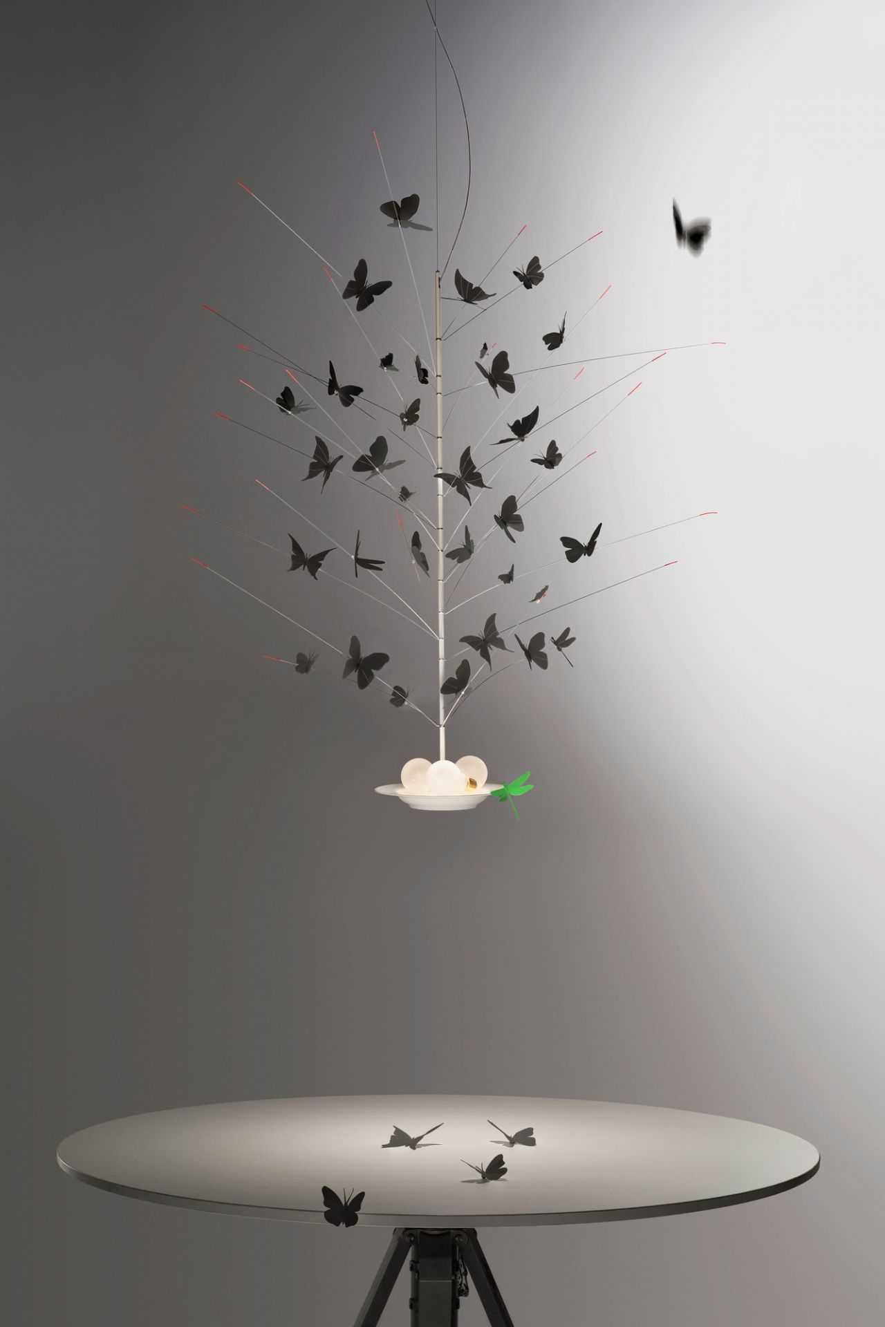 La Festa delle Farfalle Deckenleuchte: Design Lampe mit schwarzen Schmetterlingen und filigranen Details.