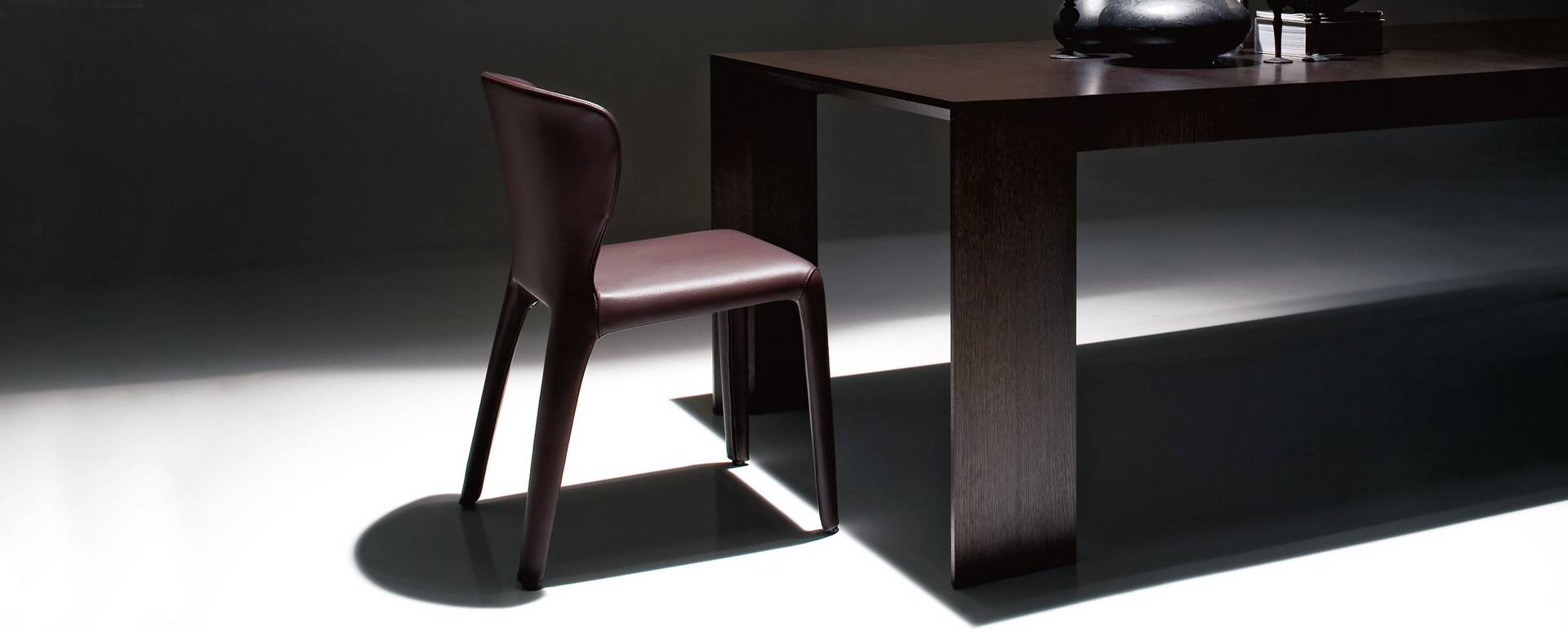 Nahaufnahme des Cassina Hola Stuhls in Leder, modernes Designmöbel für Esszimmer und Wohnbereich.