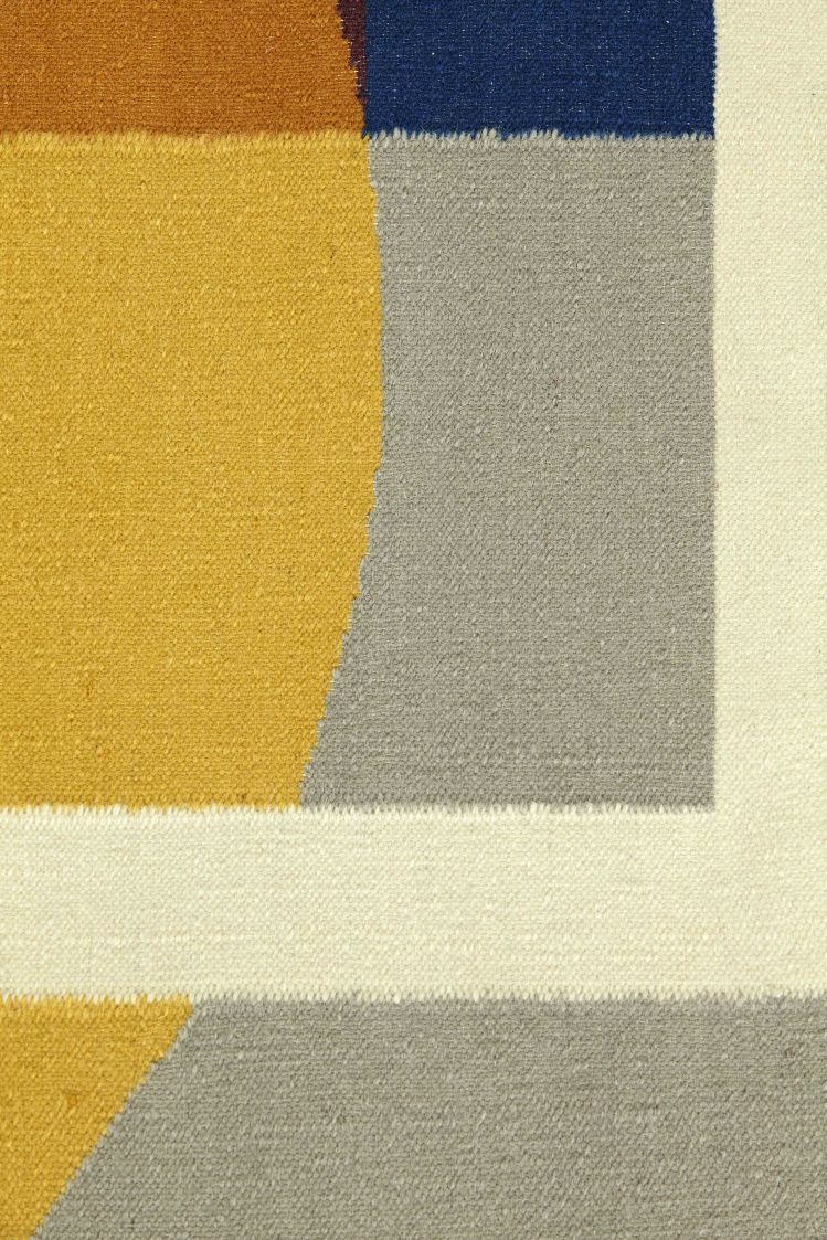 Detailaufnahme des Zoe Sool Teppichs von Gan mit abstraktem, geometrischem Muster in Gelb, Grau, Braun und Blau.