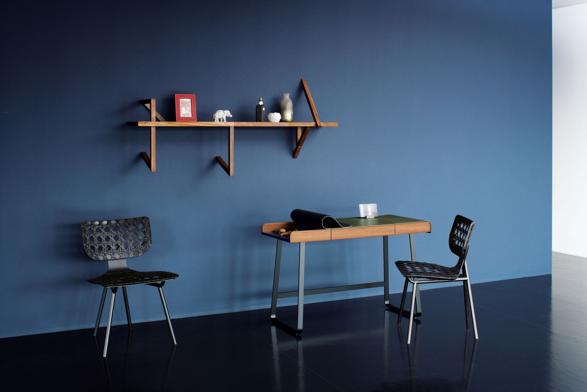 Wandregal aus Holz im modernen Design, ideal für stilvolle Wohnräume.