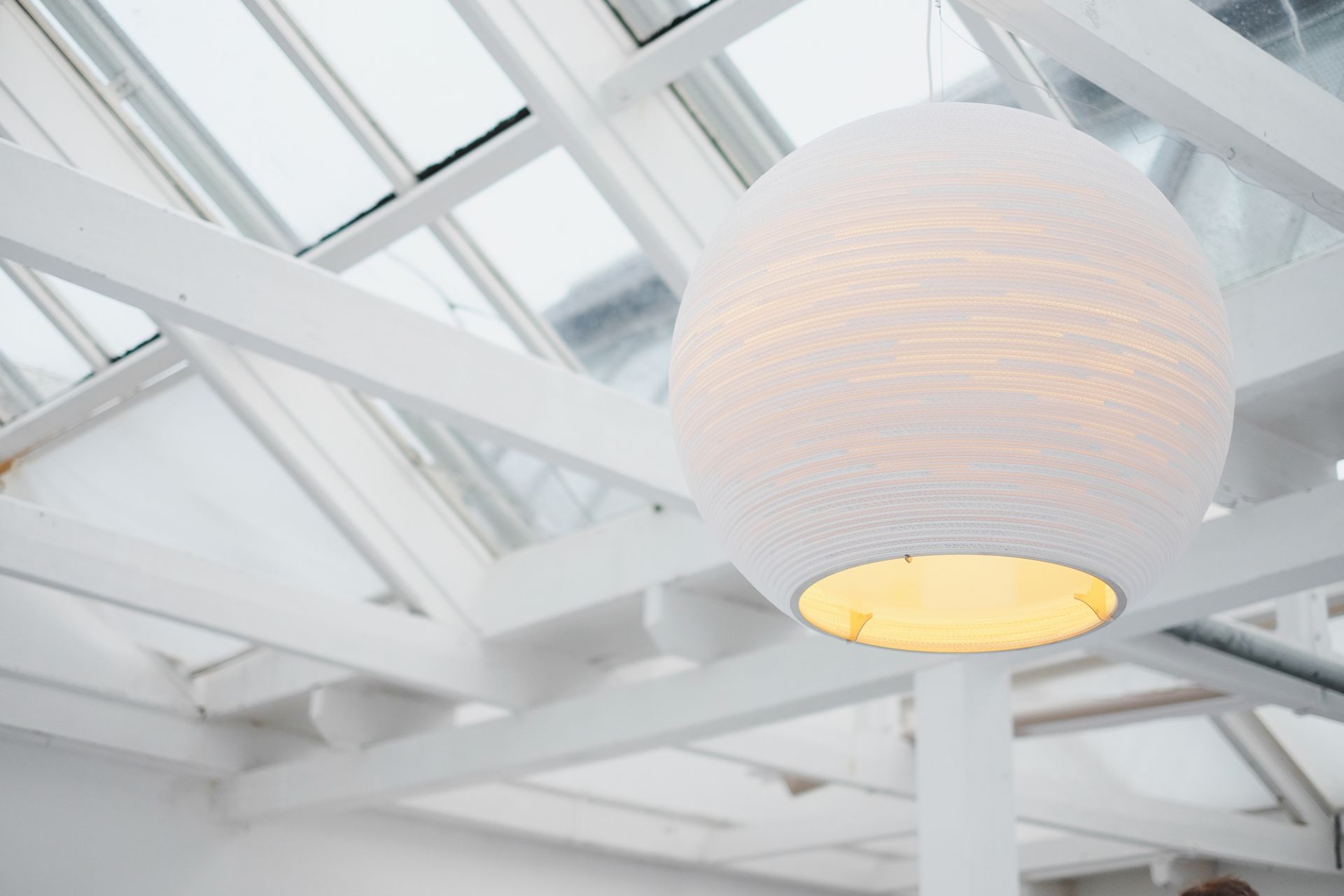 Weiße Scraplights Sun Hängeleuchte von Graypants, runde Form, warmes Licht, moderne Deckenleuchte für Wohnräume.