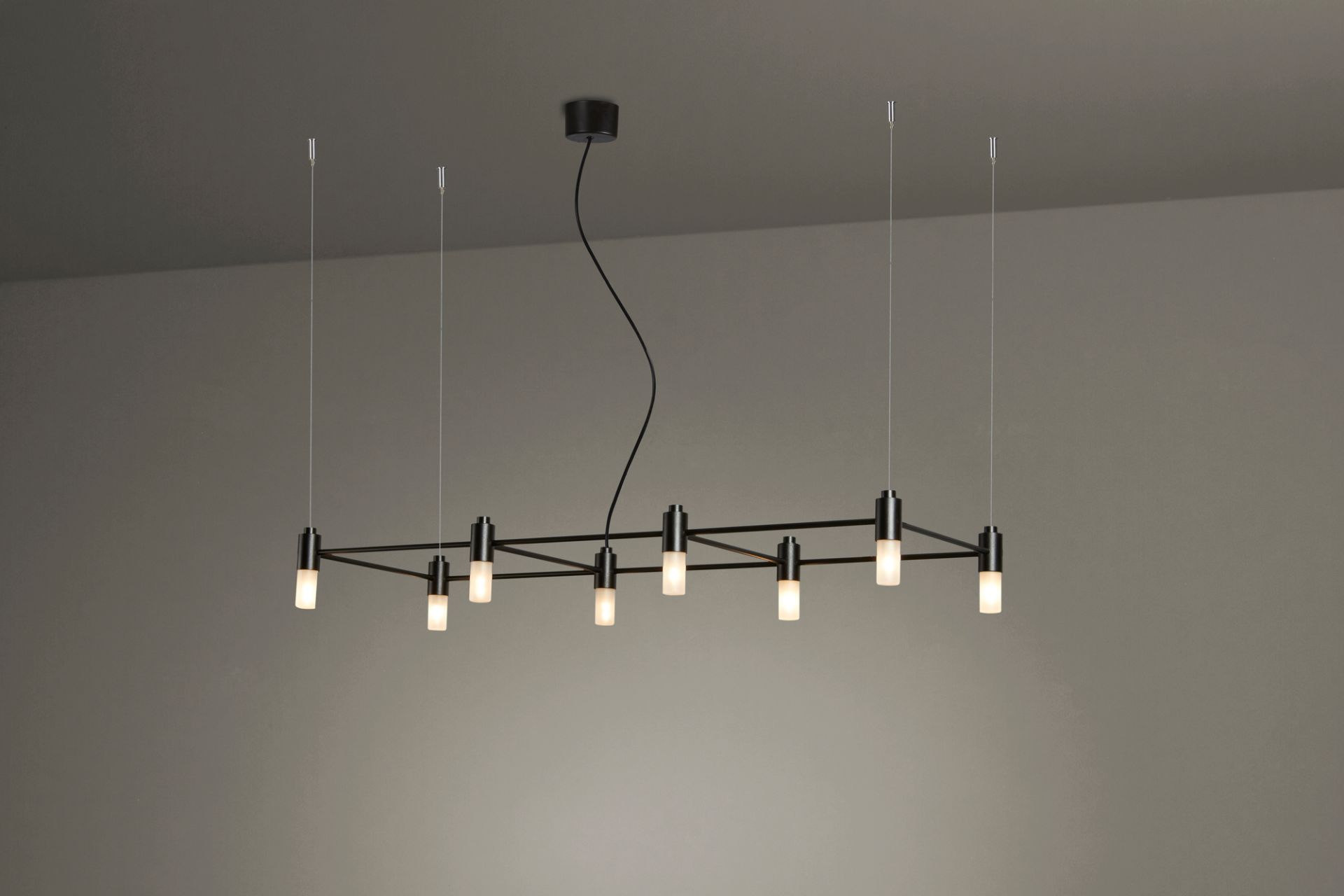 Schwarze Quadrante Pendelleuchte von Tooy mit acht zylindrischen Lampen und filigranen Aufhängungen.