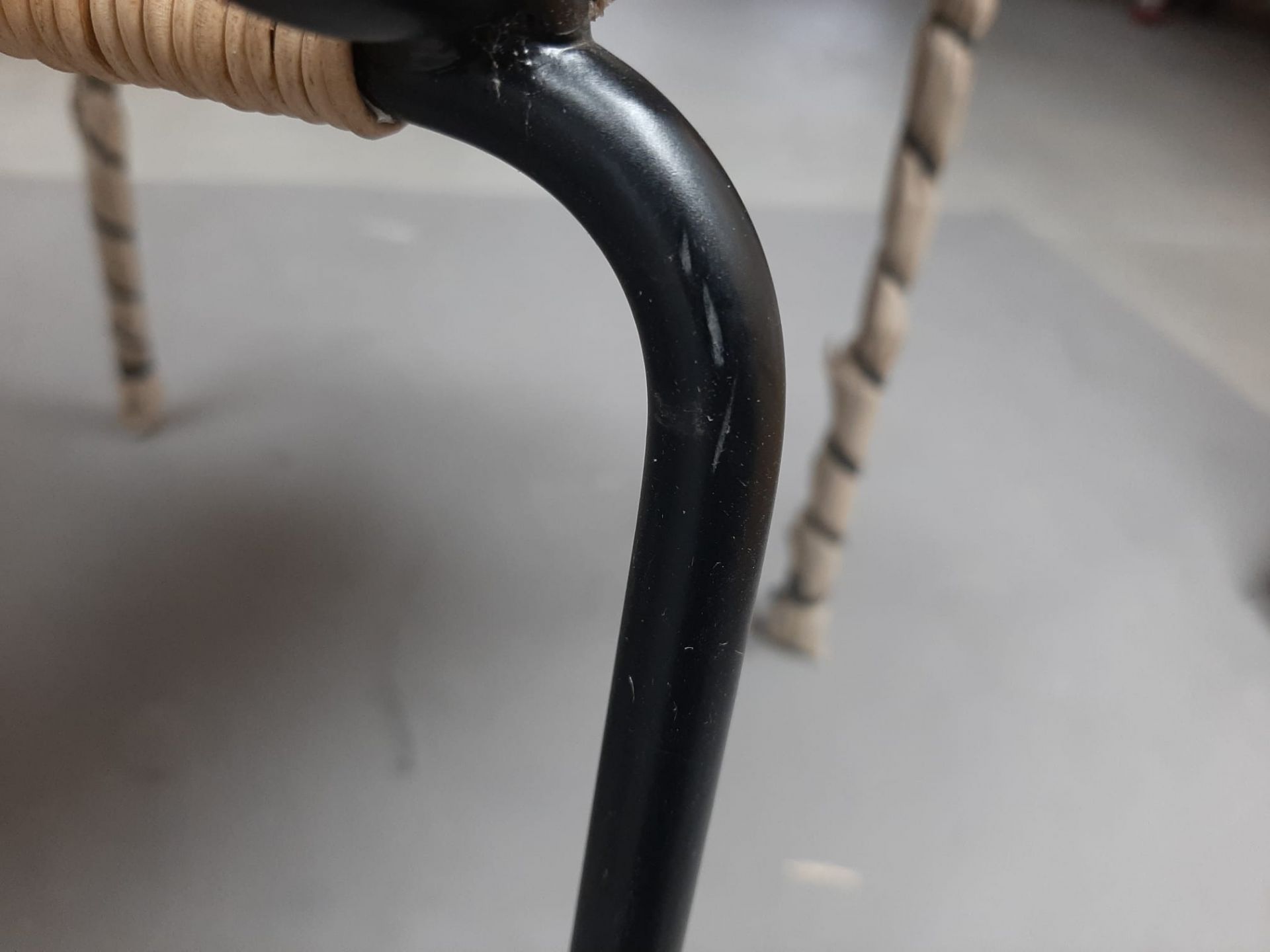 Detailaufnahme des Stuhlbeins vom Stuhl TT 54 (Mängelexemplar) mit Kratzern im schwarzen Metall.