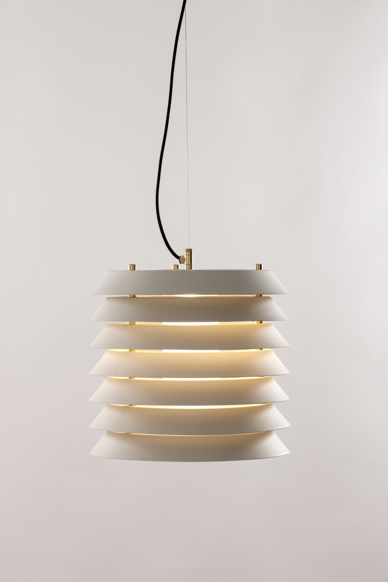 Weiße Maija Hängeleuchte von Santa & Cole mit Lamellen-Design für indirekte Beleuchtung.