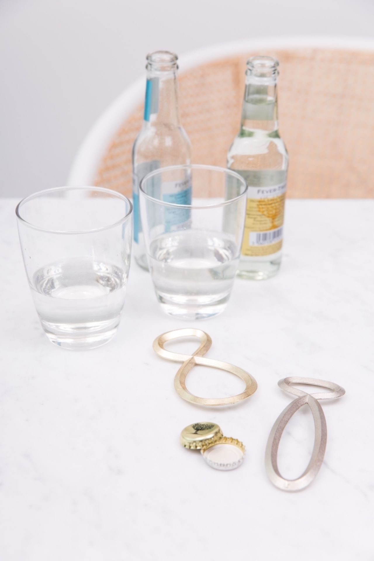 Poesie et Table Flaschenöffner "Flaschenfreund" silber von Räder mit Getränken und Kronkorken.