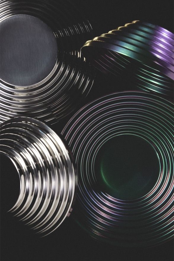 Nahaufnahme der Alessi Maya Schale, rund, in Purplegreen, Durchmesser 20 cm, Designobjekt.