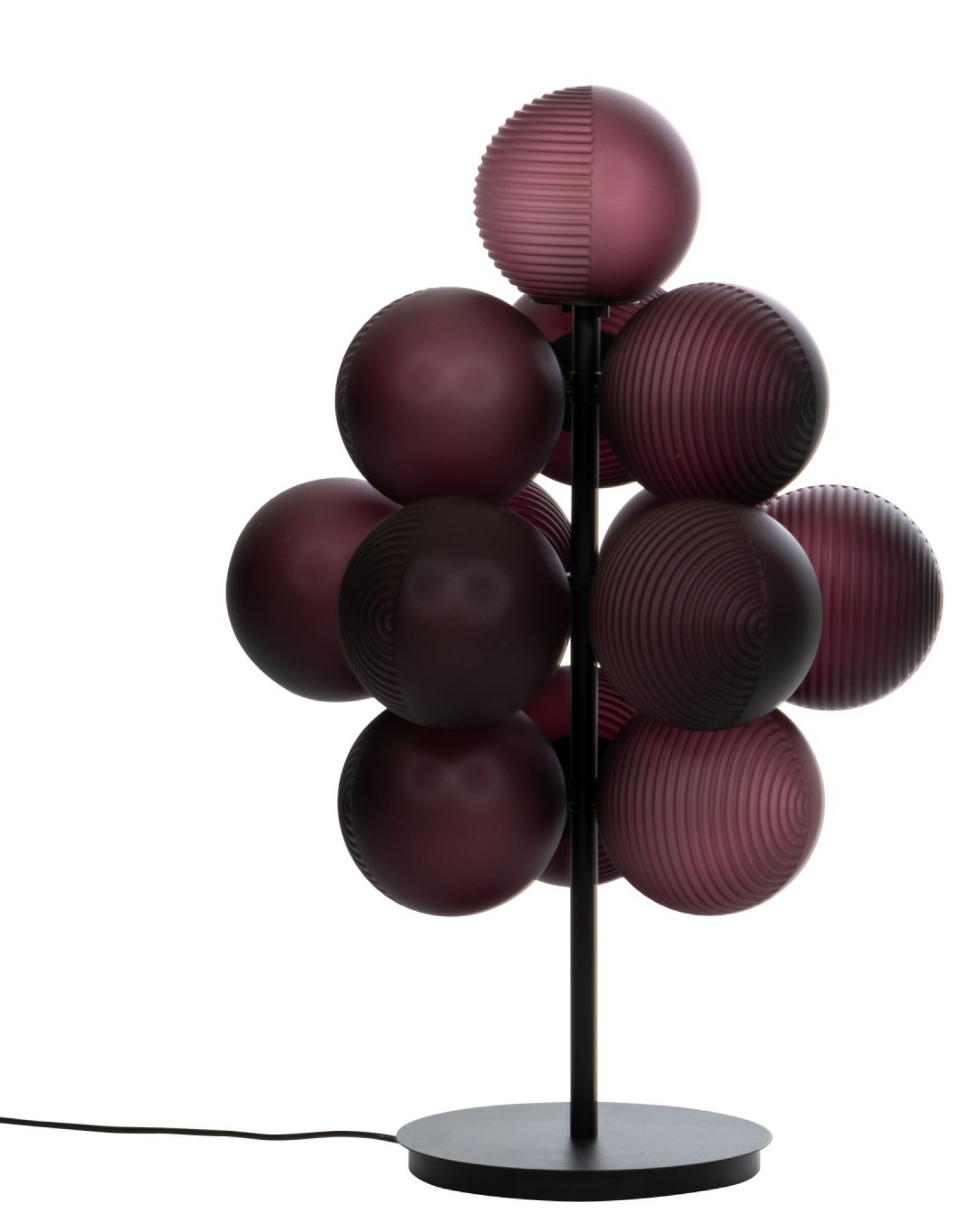 Stellar Grape Tischleuchte von Pulpo: Moderne Lampe mit Trauben-Design und lila Glaskugeln.