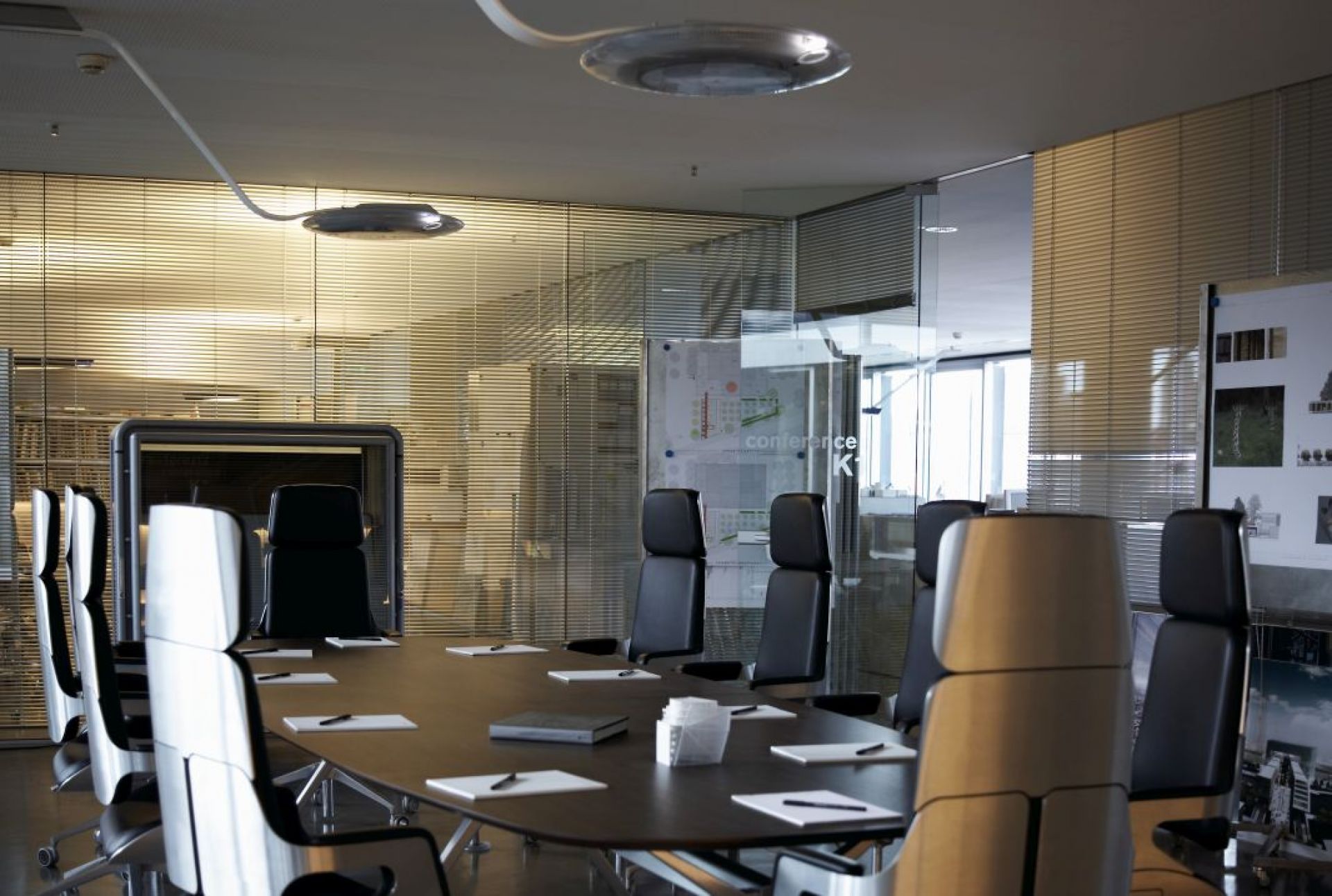 Büro: Interstuhl Silver SV11P Drehstuhl hoch, ergonomisch, schwarz-silber, für Konferenzraum oder Büro.