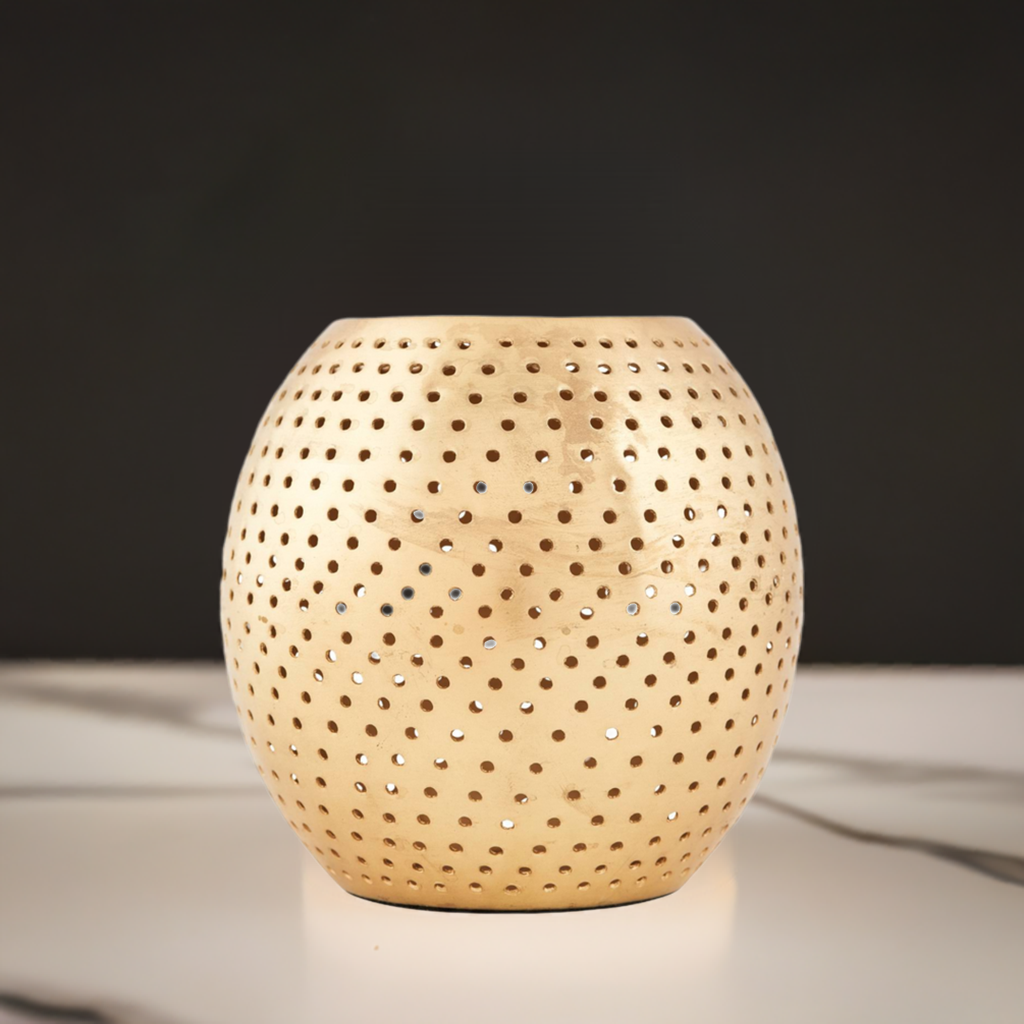 Beiger Kerzenständer "Net" von House Doctor mit Lochmuster für stimmungsvolles Licht.