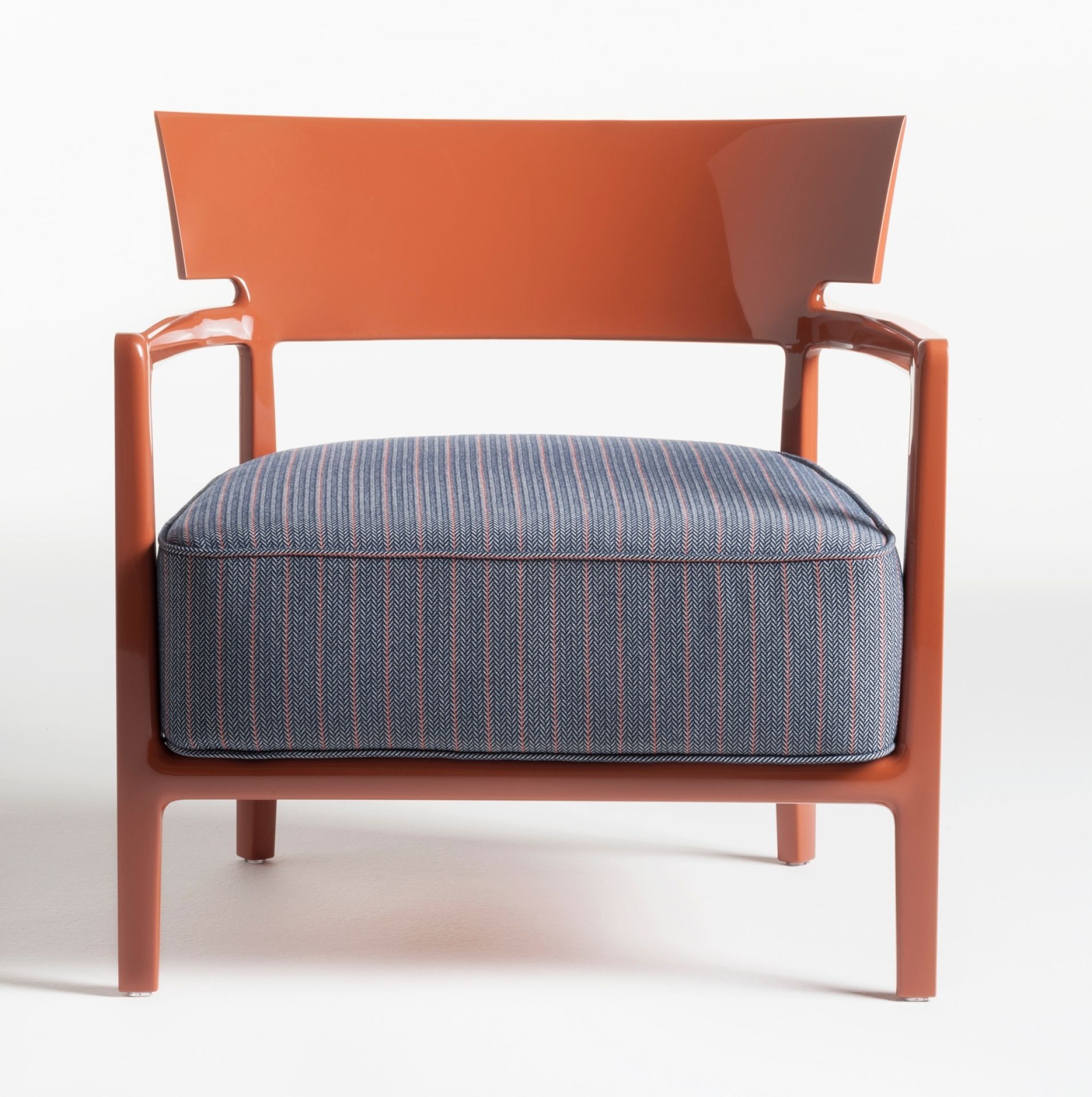 Cara Outdoor Sessel von Kartell in Terrakotta mit gestreiftem Sitzkissen, ideal für Garten und Terrasse.