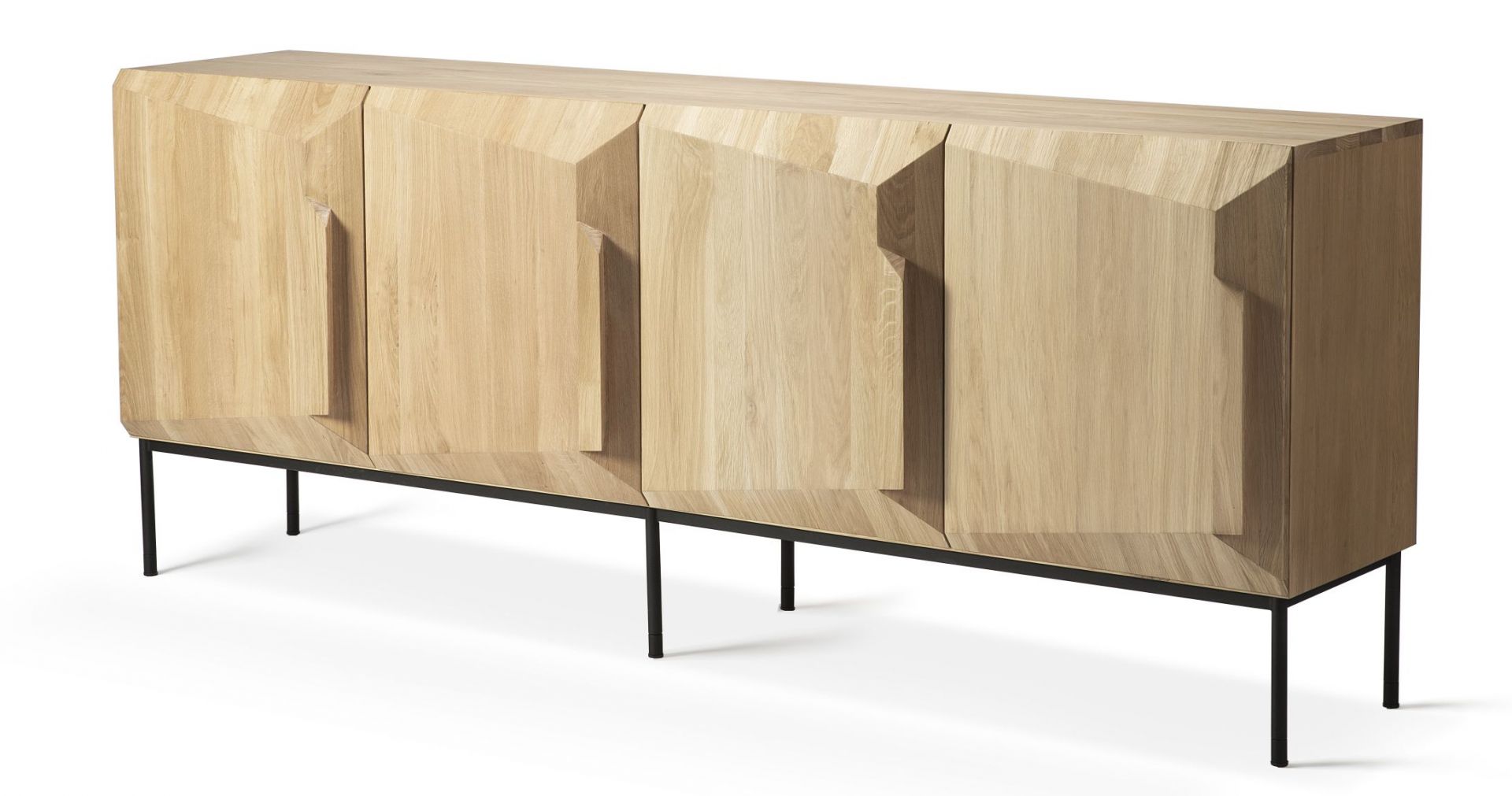 Stairs Anrichte von Ethnicraft: Moderne Kommode aus Eiche mit vier Türen und schwarzem Metallgestell.