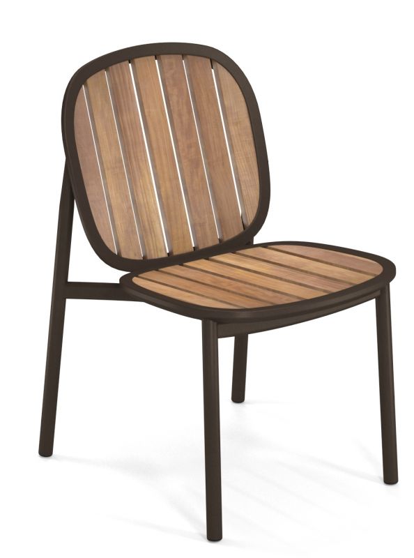 Twins Stuhl Outdoor Emu: Moderner Gartenstuhl mit Holzlatten in Braun und Metallgestell.