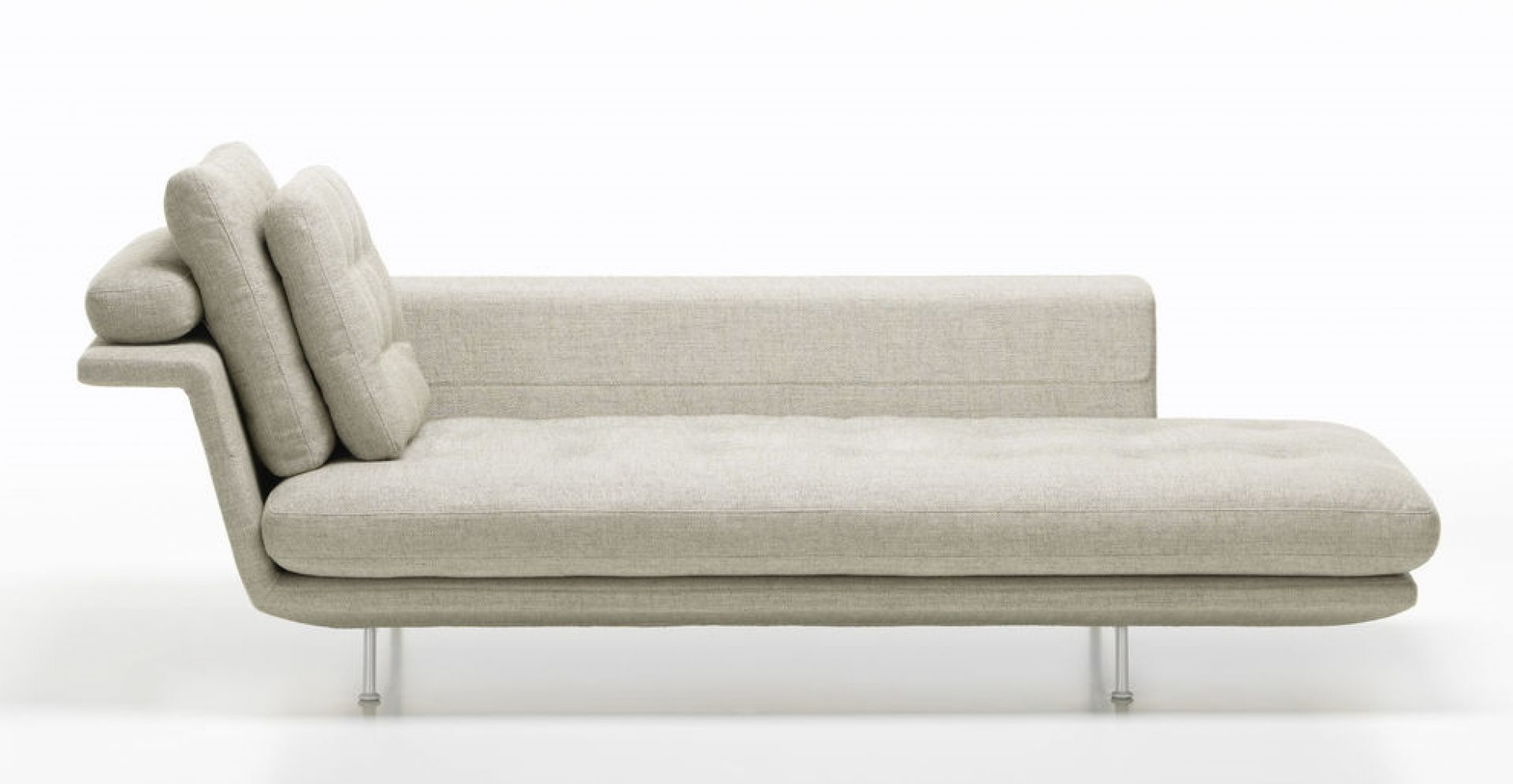 Beige Grand Sofa Chaise Longue von Vitra mit Kissen und Metallbeinen, seitliche Ansicht.