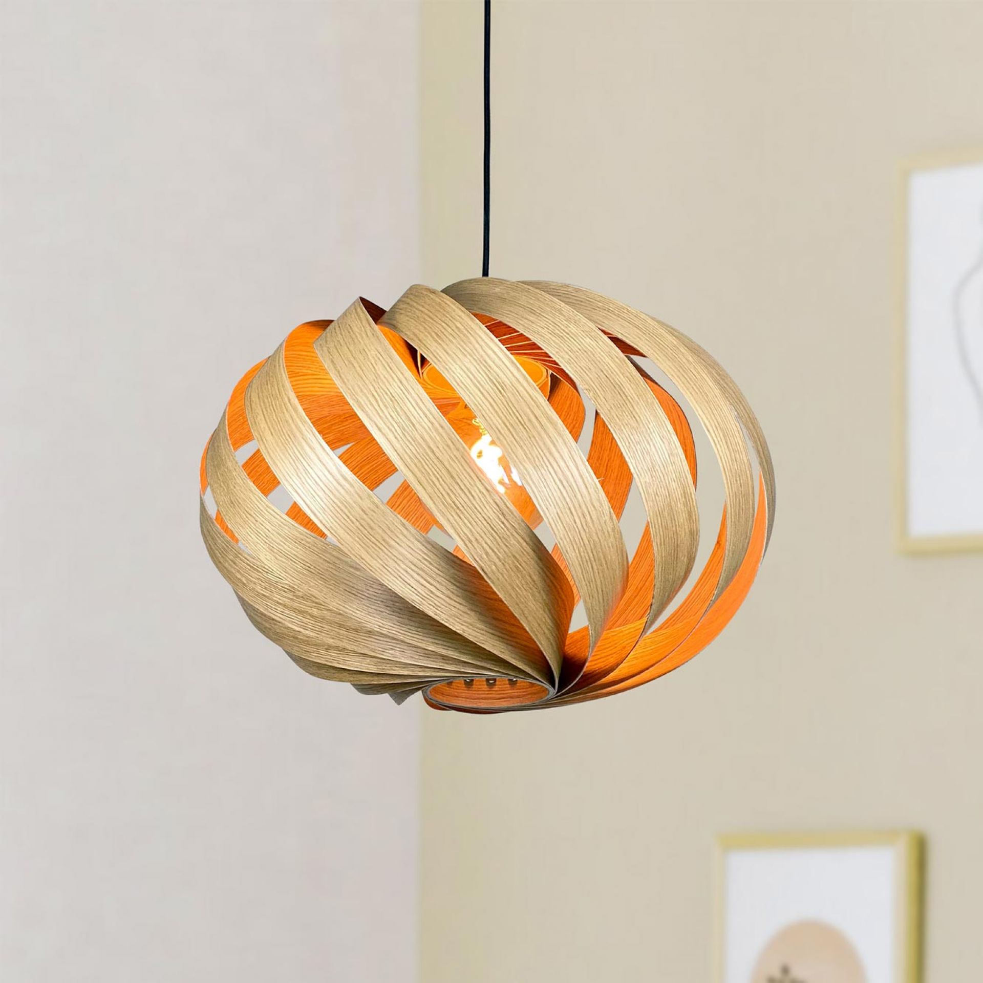 Serentia Hängeleuchte aus Eiche, Ø55 cm, mit spiralförmigem Design und warmem Lichtschein. Moderne Pendelleuchte für Wohnzimmer.