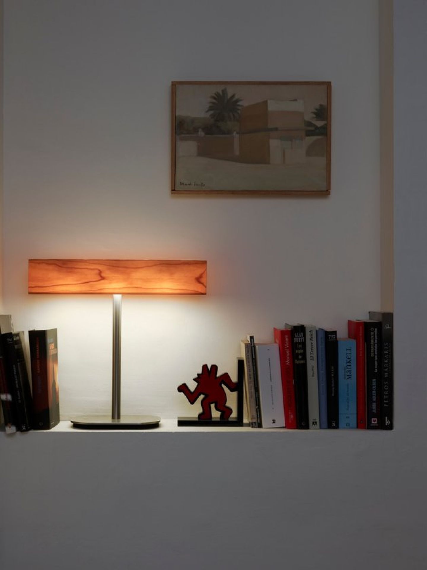 I-Club Tischleuchte von LZF Lamps aus Holz, neben Büchern auf einem Regal.