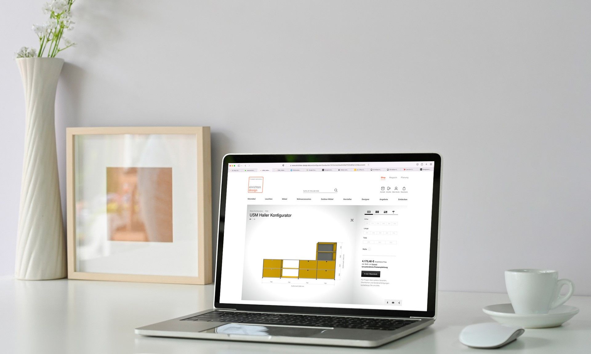 Laptop zeigt USM Haller Konfigurator für Möbeldesign, ermöglicht individuelle Planung von Regalen und Sideboards.