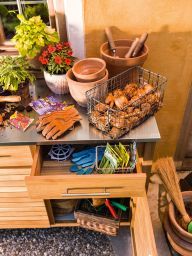 Weishäupl Deck Pflanzboard: Outdoor Pflanztisch mit Schubladen und Gartenzubehör, ideal für Gartenarbeit.