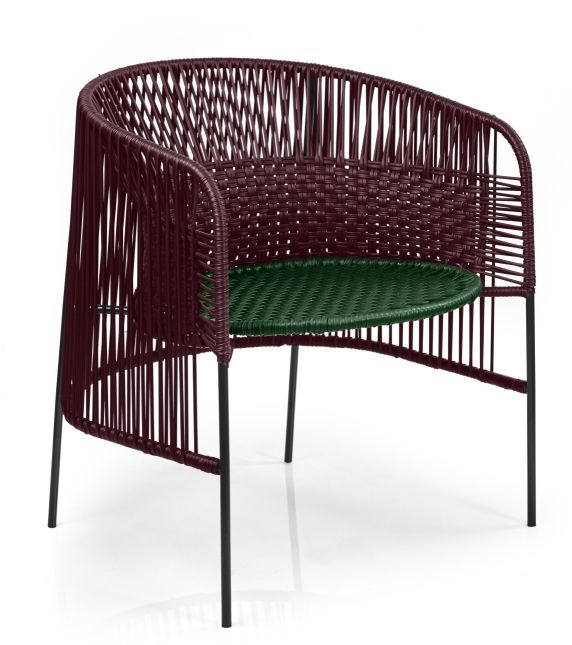 Caribe Chic Loungesessel: Outdoor Sessel in Schwarzrot mit moosgrüner Sitzfläche und schwarzem Gestell.