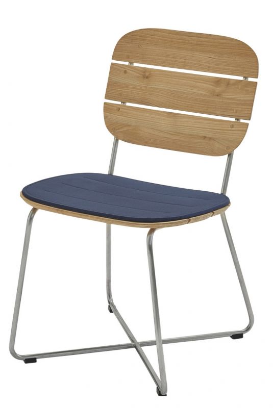 Lilium Chair Stuhl mit marineblauem Sitzkissen, Outdoor-Möbel von Skagerak by Fritz Hansen.