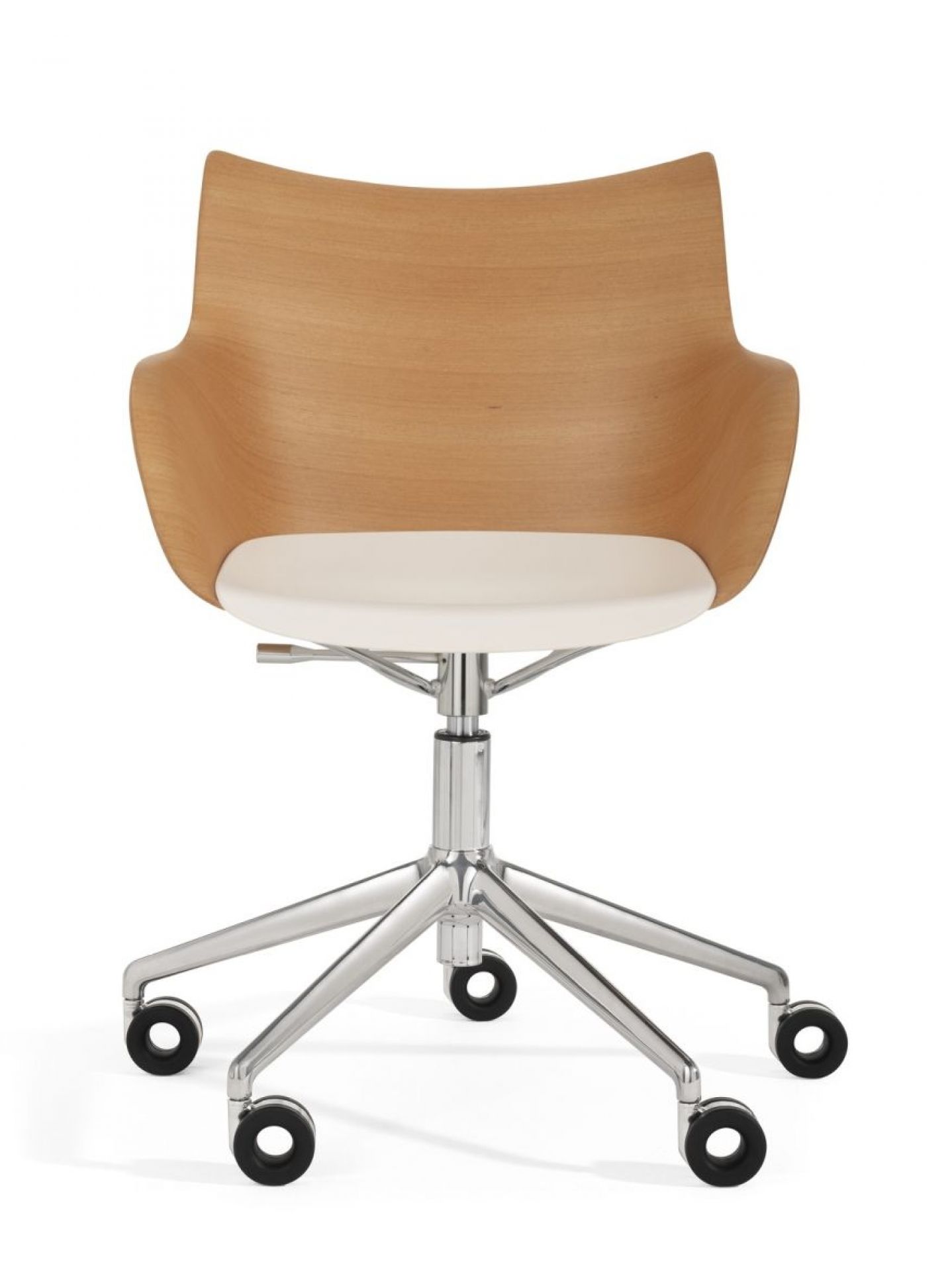 Q/Wood Drehstuhl von Kartell: Bürostuhl mit Holzschale, weißem Sitzpolster und Chromfuß mit Rollen.