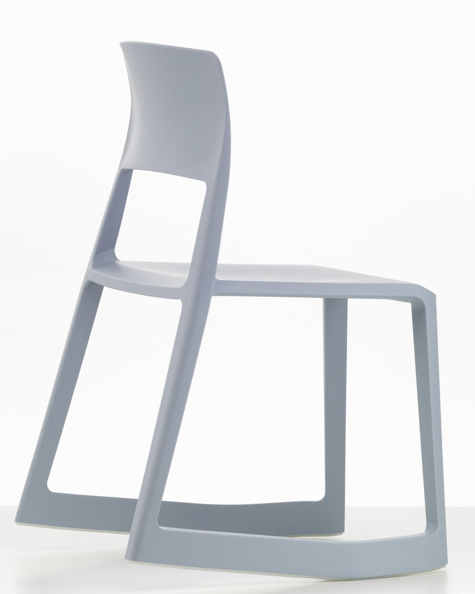 Vitra Tip Ton RE Stuhl aus Kunststoff in Eisgrau, modernes Design für Büro und Zuhause.