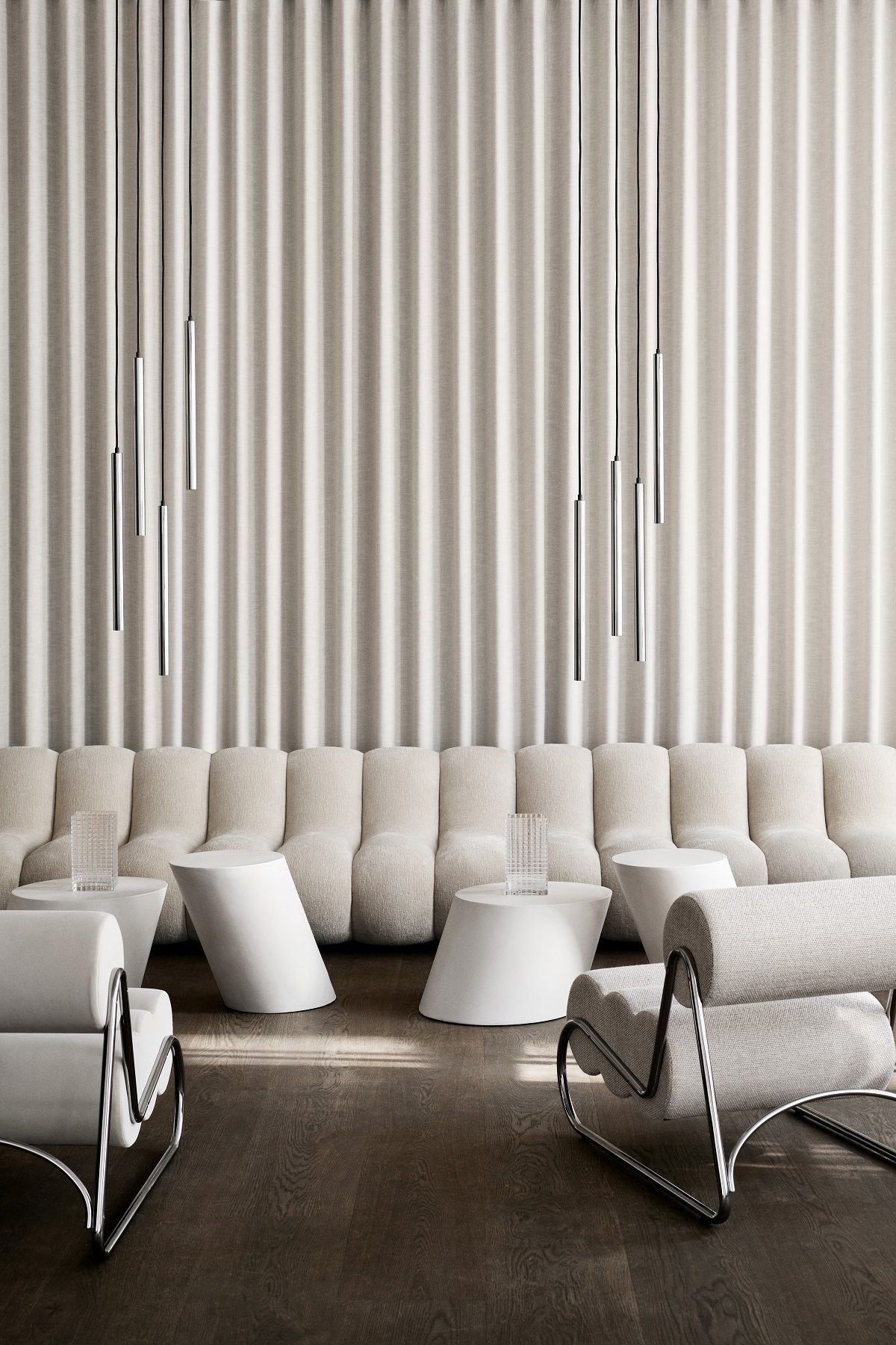 Fave Armchair Sessel von NORR11: Moderner Loungesessel mit Chromgestell und hellem Stoffbezug.