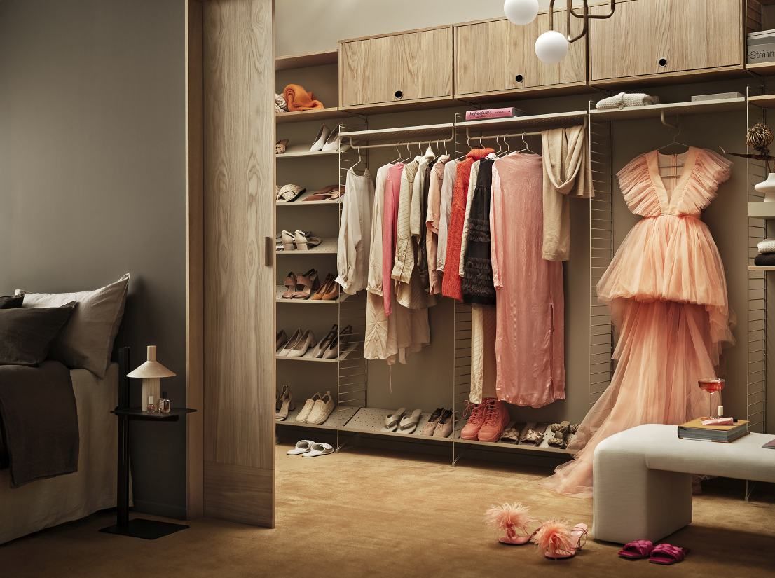 Begehbarer Kleiderschrank mit String Furniture Regalsystem, Kleidung, Schuhen und Accessoires für Flur und Schlafzimmer.