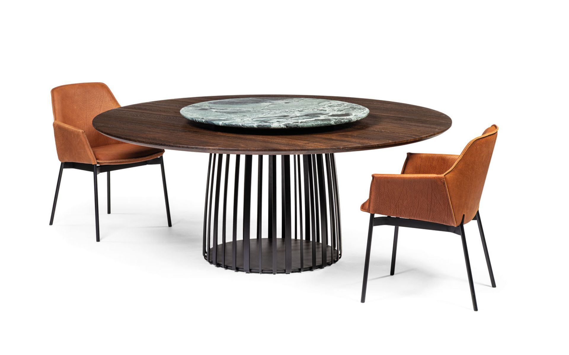 BC 07 Basket Tisch von Janua: Runder Holztisch mit Korbgestell und zwei braunen Stühlen.