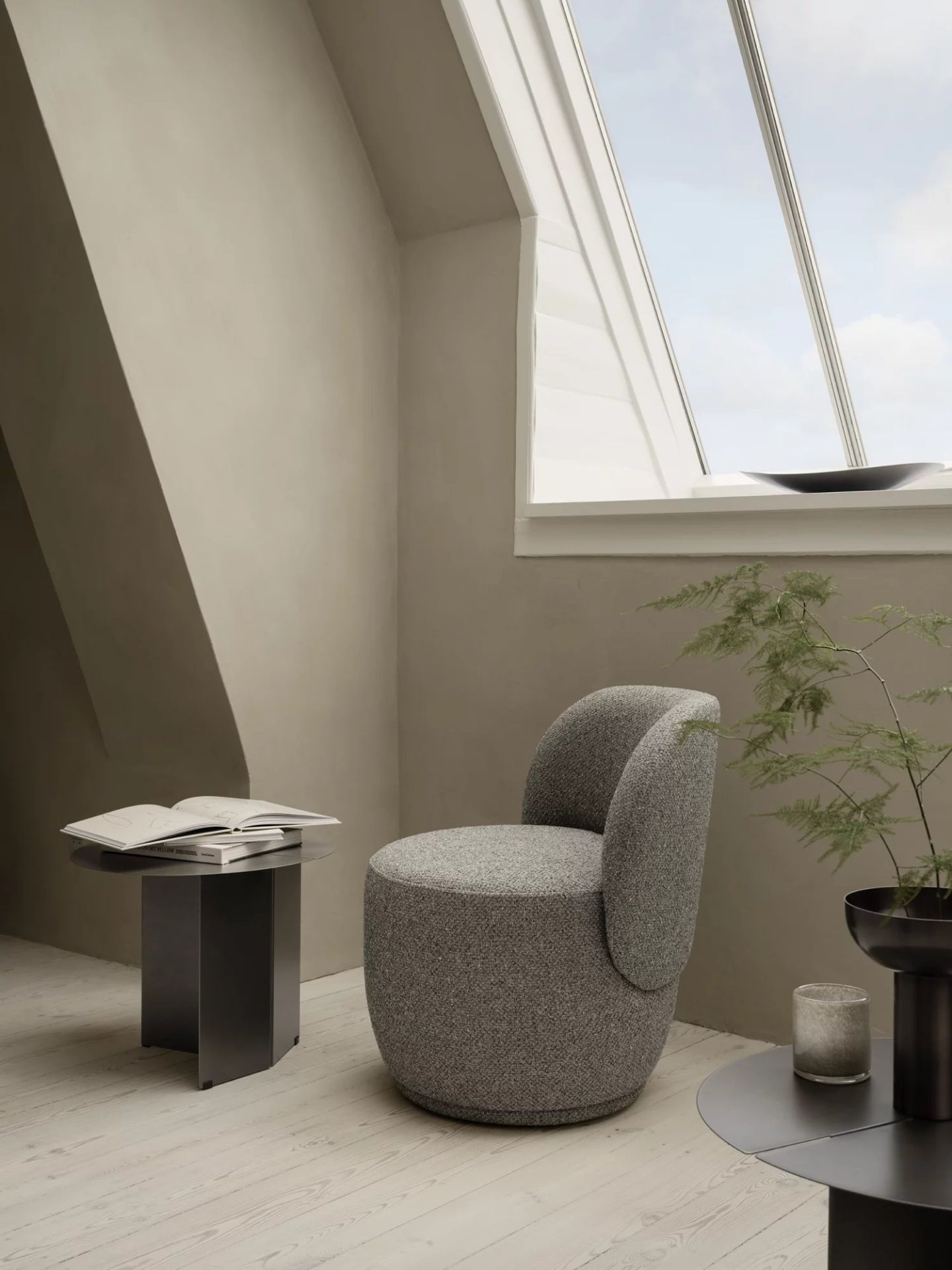 Oru Beistelltisch von Blomus, Ø 50 cm, H 40 cm, in modernem Interieur mit Buch.