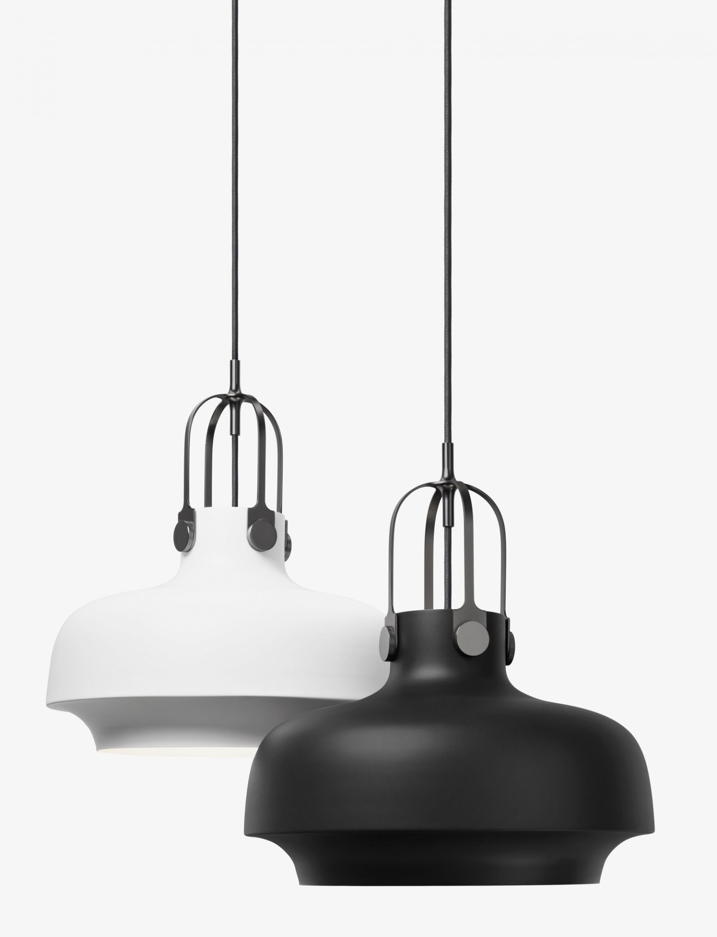 Zwei AndTradition Copenhagen Pendelleuchten, SC7, in Schwarz und Weiß, hängen an Kabeln.