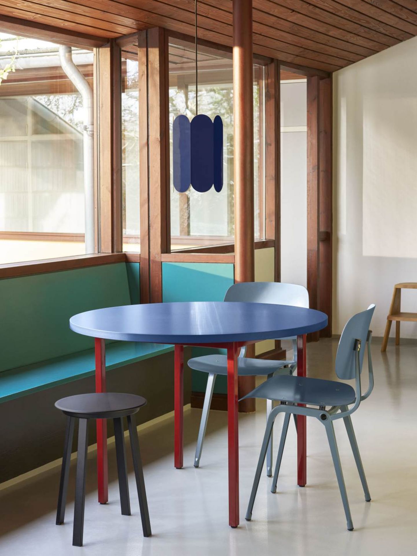 Runder Two Colour Table von Hay in Mintgrün und Elfenbein mit Stühlen und Hocker im Esszimmer.