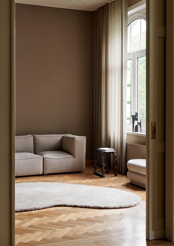Beige Catena Sofa von Ferm Living aus Baumwolle und Leinen in modernem Wohnzimmer.