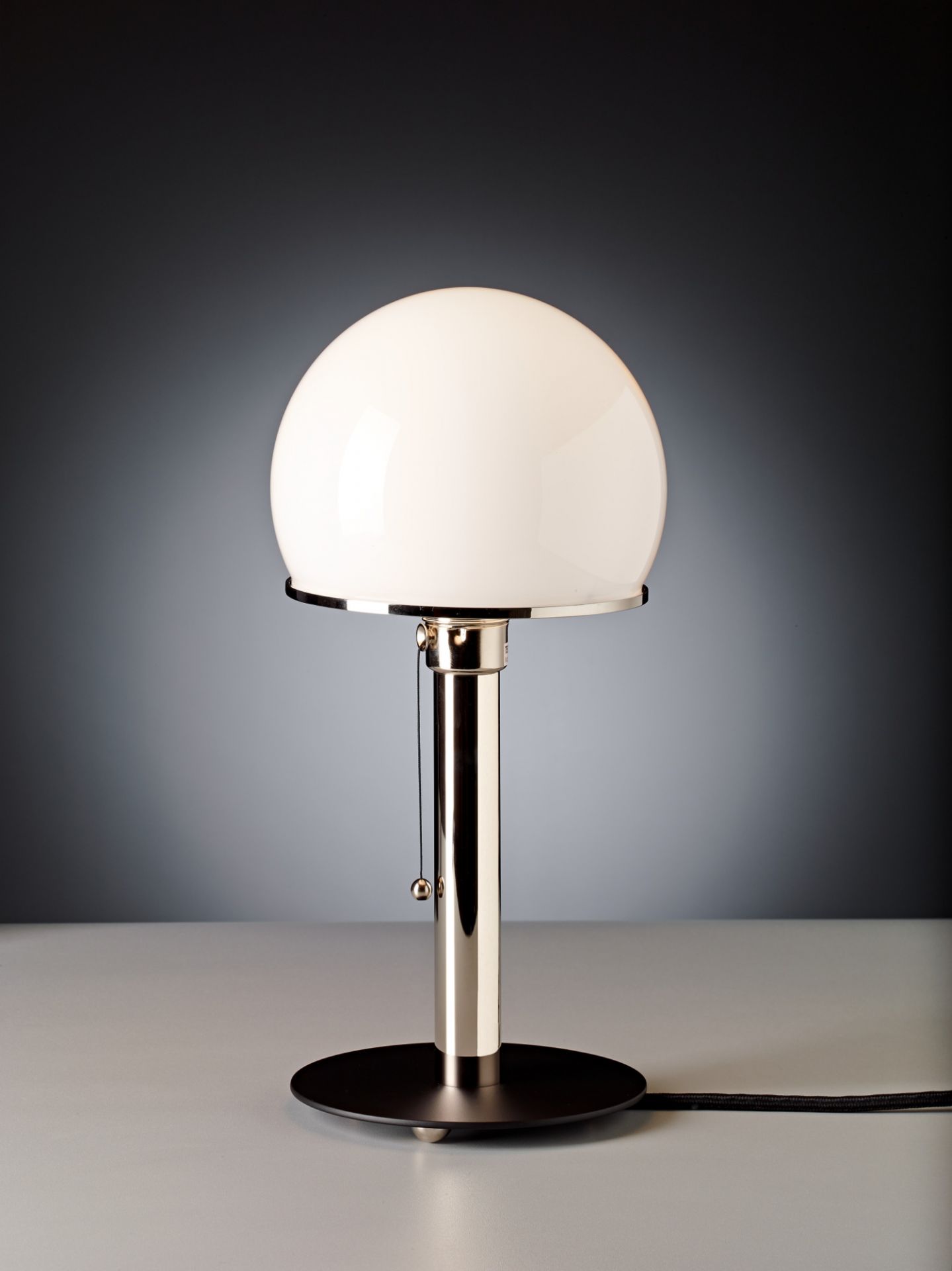 Nahaufnahme der WA 23 SW Wagenfeld Tischleuchte von Tecnolumen mit rundem, weißem Lampenschirm und verchromtem Gestell.