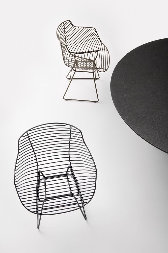 Zwei Flow Filo SLIM Stühle von MDF Italia mit Kufengestell für Indoor und Outdoor.