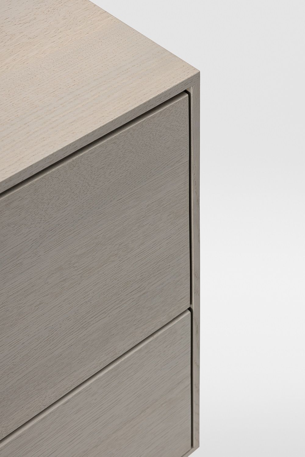 Detailaufnahme: Kin Long Sideboard mit Schubladen in hellem Holz, modernes Möbeldesign.