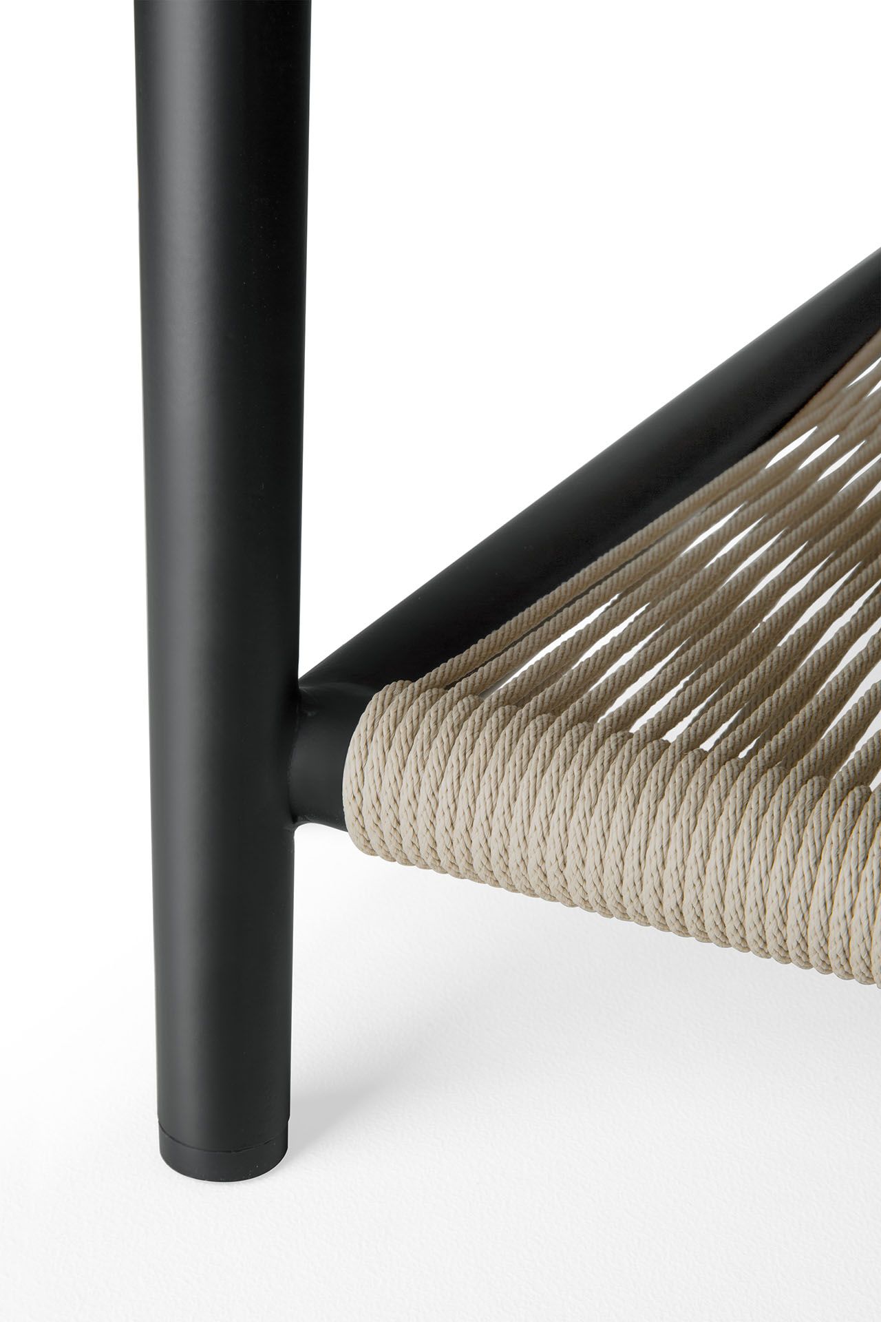 Detailaufnahme: Ethnicraft Corbey Outdoor Couchtisch mit Aluminiumgestell und Seilbespannung. Gartenmöbel für Terrasse und Balkon.