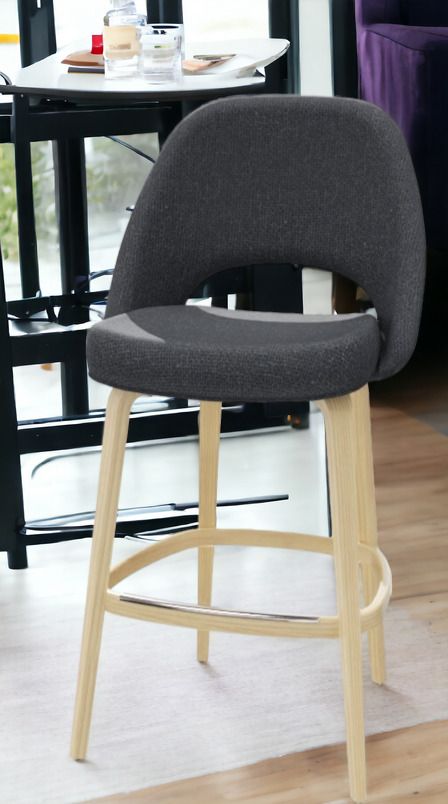 Saarinen Barhocker von Knoll International, H 114 cm, mit grauem Bezug und hellem Holzgestell.