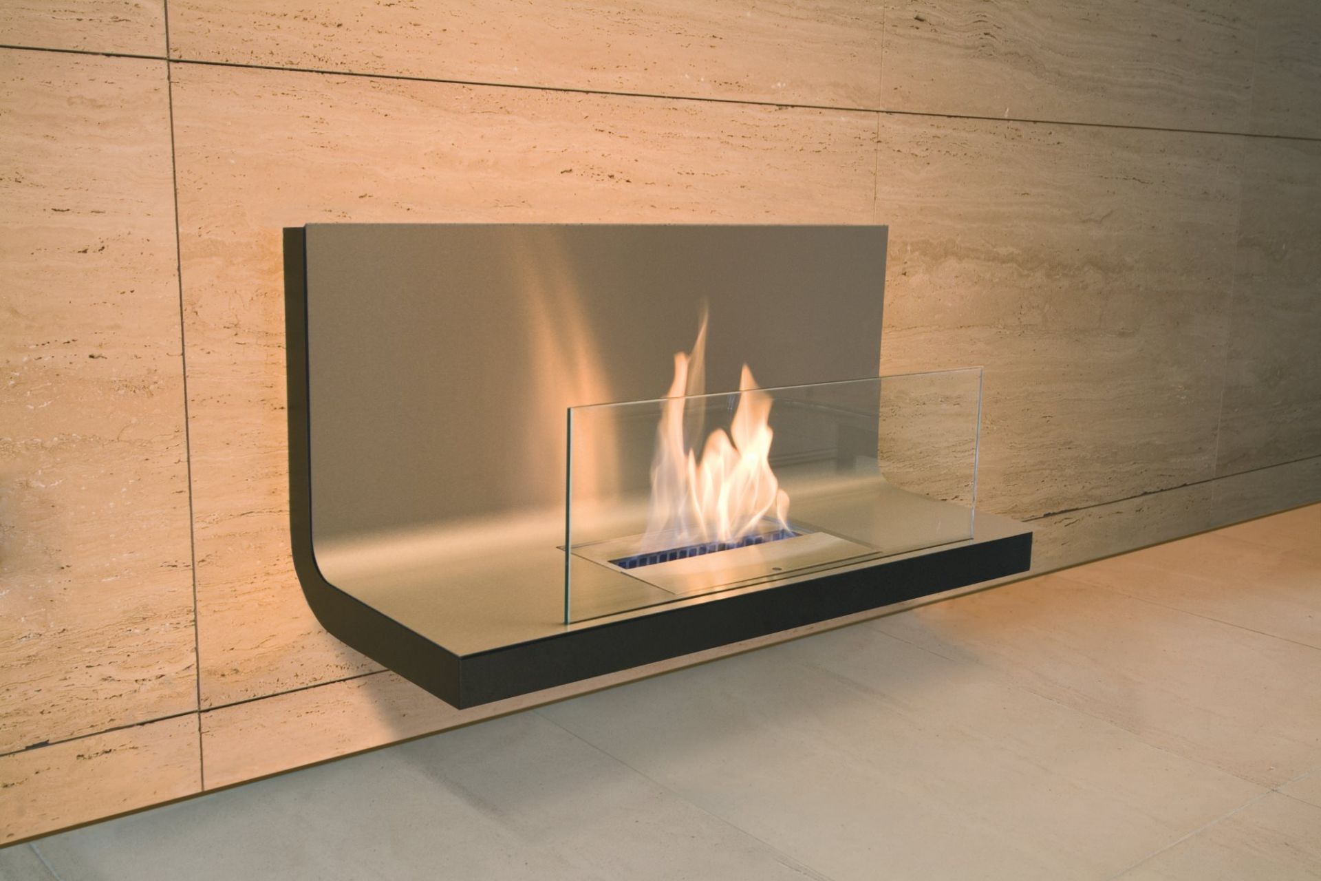 Wall Flame 1 Ethanol Kamin Radius an einer Wand mit Glasumrandung und brennenden Flammen.