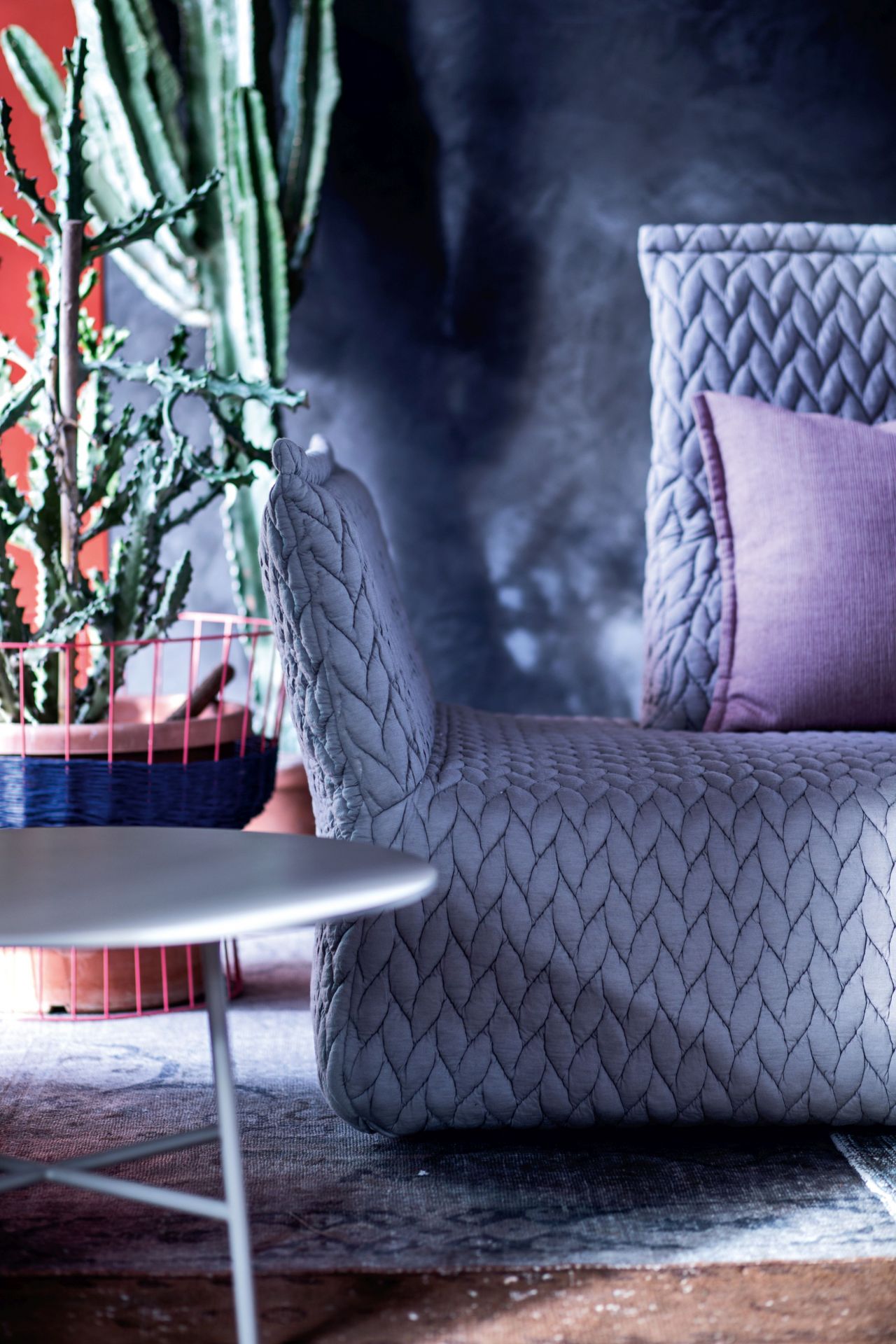 Detailaufnahme des Tia Maria Tisches von Moroso, Designertisch mit grauer Oberfläche und modernem Design.