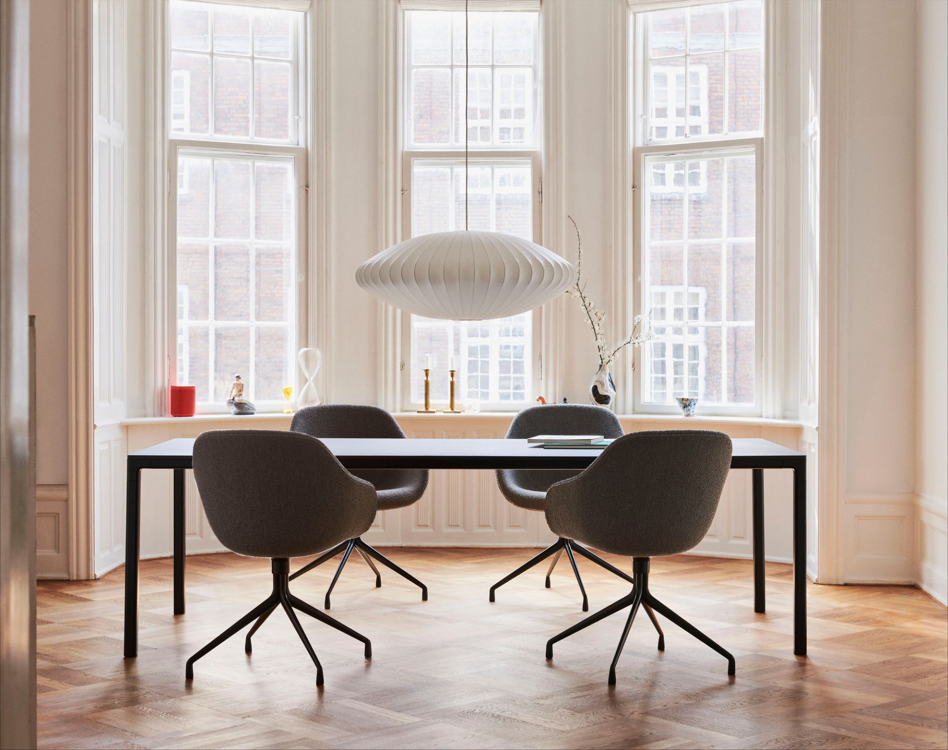 Nelson Saucer Bubble Pendant von Hay über Esstisch mit Stühlen. Moderne Pendelleuchte für Wohnzimmer.