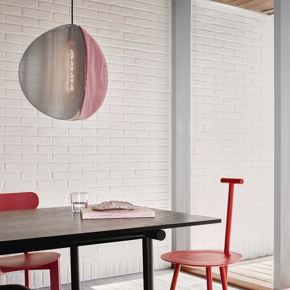 Proxima Pendelleuchte von Please Wait to be Seated über Esstisch mit Stühlen.